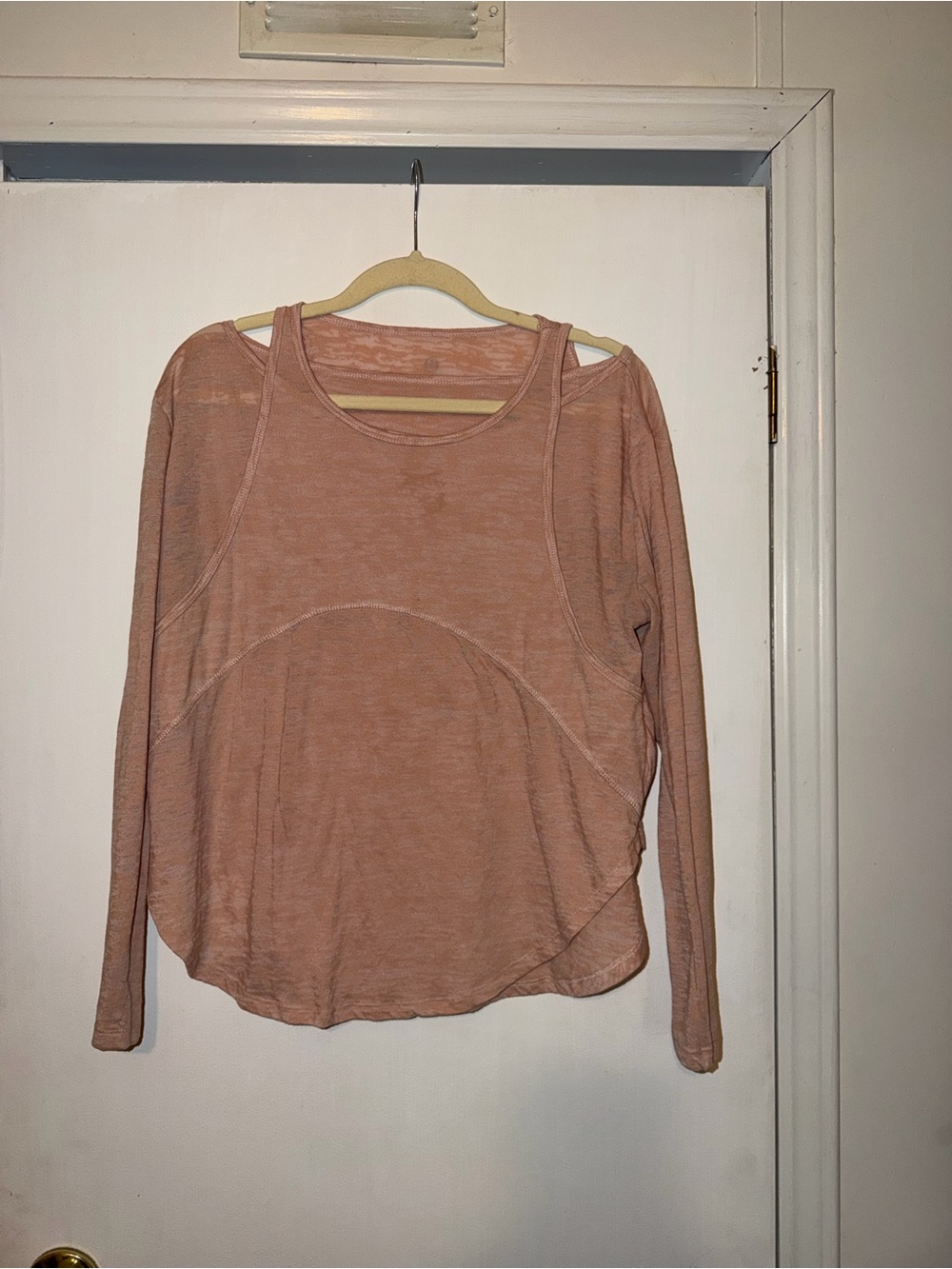 Lululemon Womenโs Lightweight Long-Sleeve Top in Dusty Rose